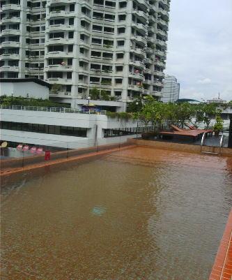 プールの深さは150cm。真剣に泳げます。