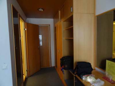 入口向かって左手がトイレとバス、右手がロッカー