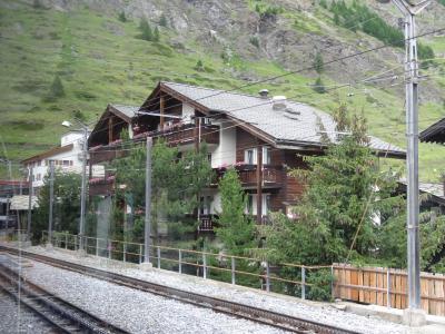 コルナーグラート登山鉄道の車窓から見たホテル