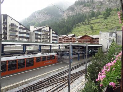 窓から見たコルナーグラート登山鉄道のホーム