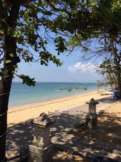 ホテルのビーチベッドからの眺め