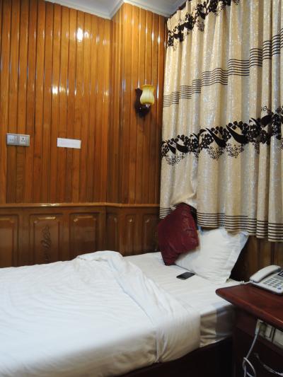 狭いけど明るい室内