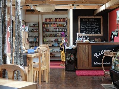 オステル・アメリンディア・パタゴニア付属のカフェ。居心地よし