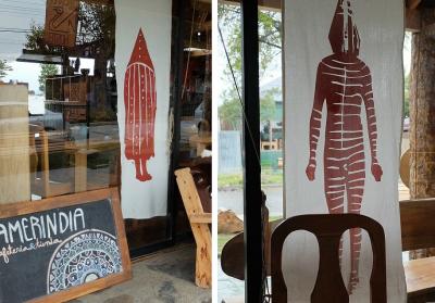 セルクナム族（オナ族）の扮装がモチーフになったインテリア