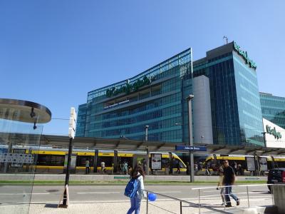 駅には大型デパート、エルコルテイングレスがあります。