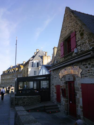 城壁と砂浜の組み合わせが中世的