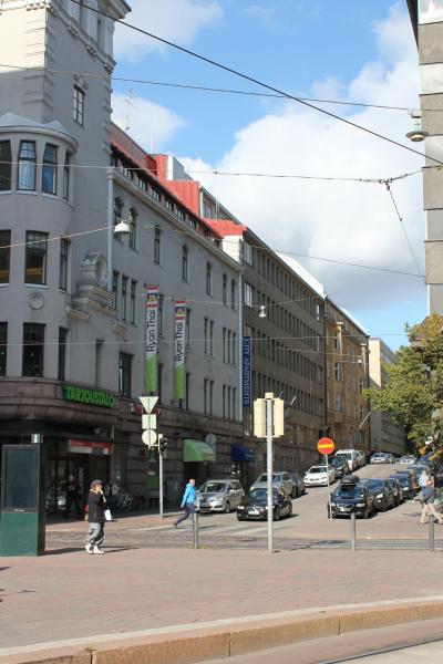 青い看板が目印。カイサニエミのトラム乗り場から撮影