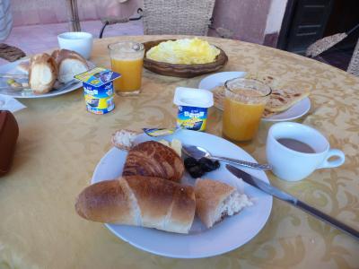 朝食、パンとヨーグルトとオレンジジュース、コーヒー