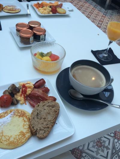 ブュッフェスタイルの朝食