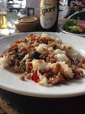 ２日目の遅い夕食はホテルレストランでガパオ