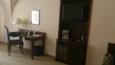 フラットテレビに机もあります。