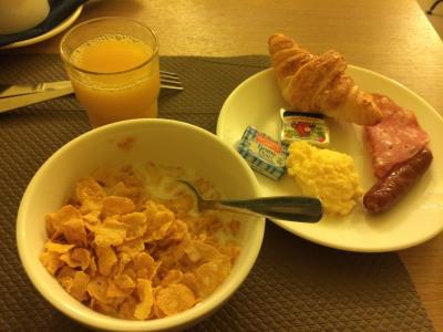 朝食2　ミルクとオレンジジュースが濃厚で美味しい！
