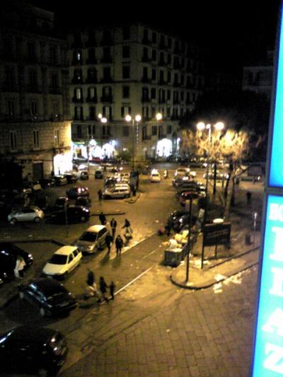 ホテル前の広場、深夜部屋から撮影