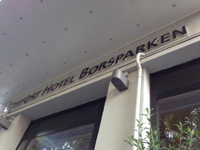 ホテル正面玄関。壁面の看板は遠くからでも見えた。