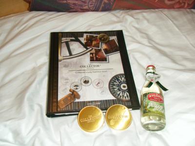 ホテルの案内といただいたジュースにチョコ♪