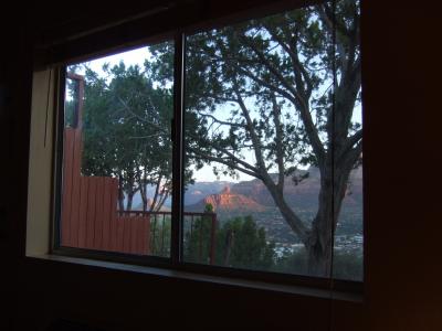 窓の外にはプライベートテラスがあります。