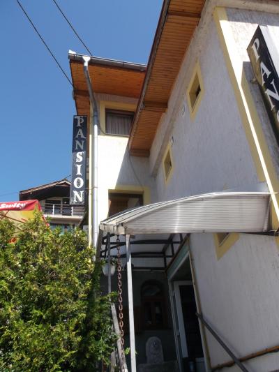 入口。夜から朝にかけてはしっかり施錠されていました。