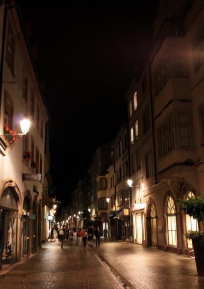 治安の良い旧市街は夜遅い時間でも安心して街歩きが楽しめます。