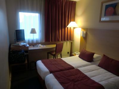 雰囲気は良いのですが、スーツケースが広げられません…