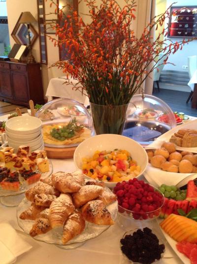 このクロワッサンおいしー。中にジャムが、入ってます。