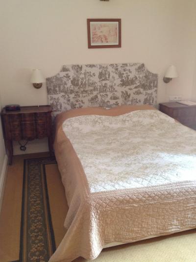 ベッドカバーが素敵。