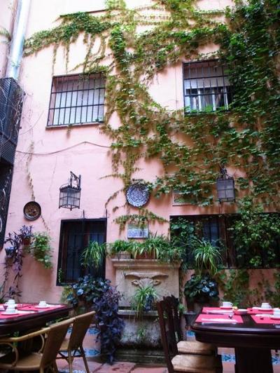 朝食をいただくパティオ