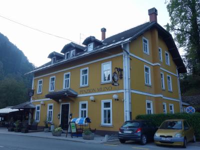 湖畔の静かなゲストハウス