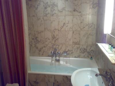 バスタブは結構広かったです