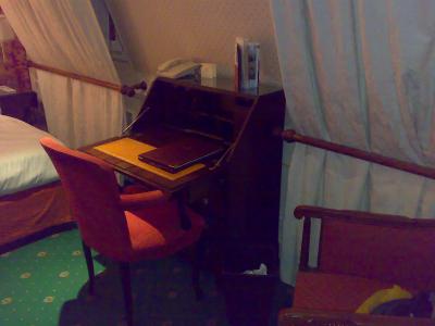 ライティングデスク。壁からＬＡＮケーブルが延びてました。