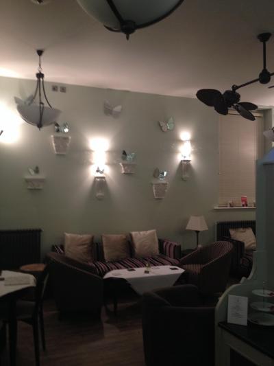 夜12時ごろ。カフェ／バーエリアは閉店〜。