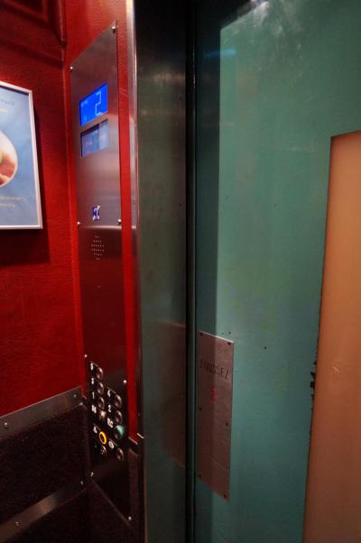エレベータは手動ドアです