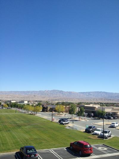 部屋から駐車場の眺め（２０１３年４月）