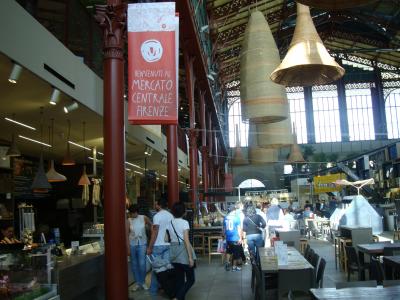 ２階はおしゃれなフードコート