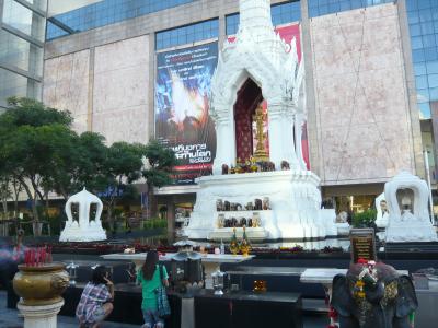 店の前にあるトリムルティの祠が有名