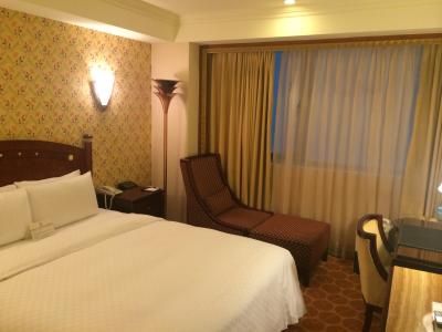 賑やかなエリアの静かなホテル