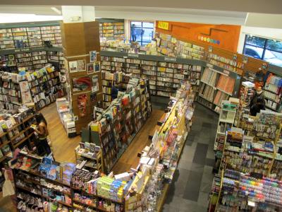 紀伊國屋書店のシアトル支店、バンクーバー在住の日本人がシアトルに来ると立ち寄りたい場所の1つです