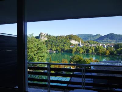 湖畔の静かなホテル