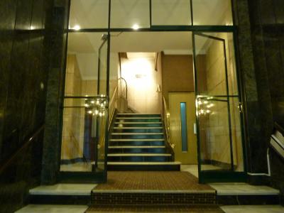 入口の写真、受付は二階でエレベータを利用できます