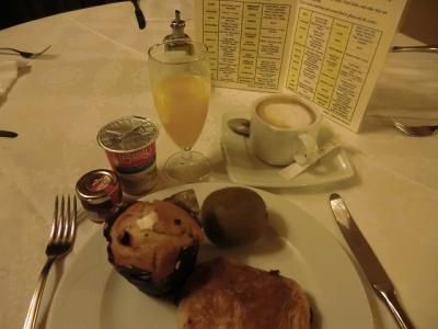 朝食。焼きたてマフィン