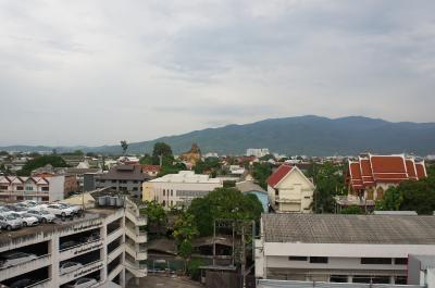 ホテル屋上からワット・チェディルアン方向を望む