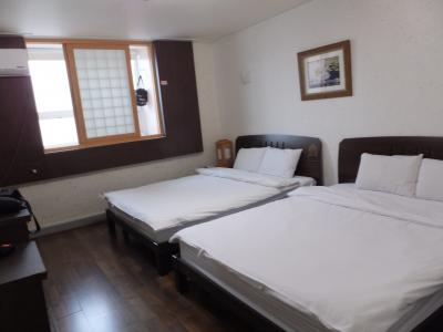 ベッドが大きいですがバスルームへはだんさがあります。