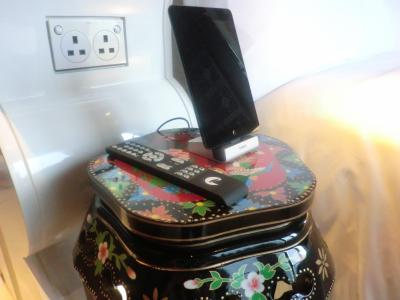 ベッド脇のテーブルが芸術！