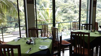 併設のレストラン。晴れた日は気持ちいい。