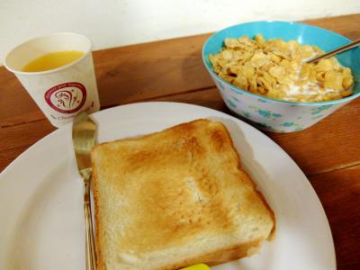 朝食はシンプルです。