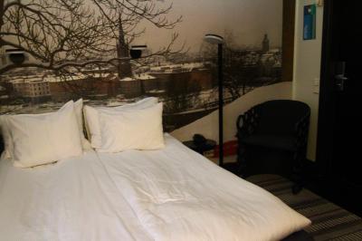ダブルルームのベッドです。壁面がこのホテルの特徴です。