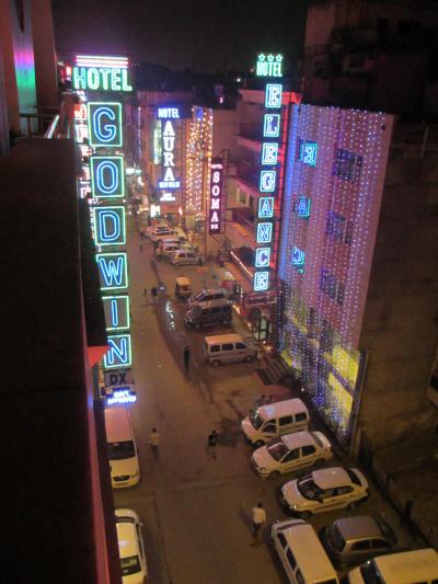 オープンテラスから撮影したホテル前の夜の風景です