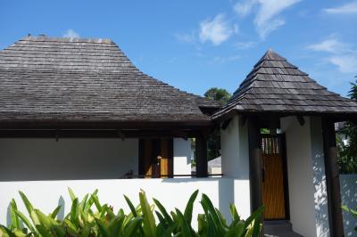 戸を開けるとプール、リビングの階