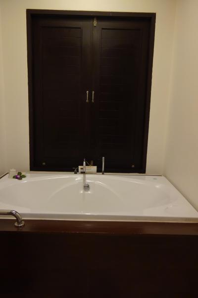 バスルームにバスソルトと生花