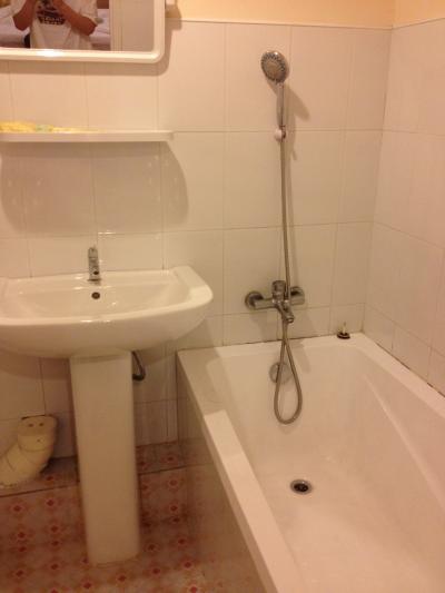 カーテンがないが、バスタブがついてる。