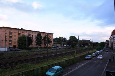 ベランダからの眺望。線路沿いの閑静な住宅街といった感です。